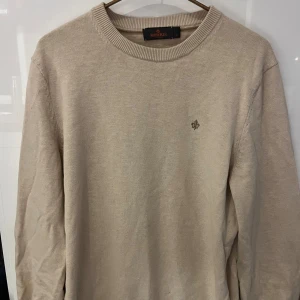 Morris tröja - Säljer en stilren beige tröja från Morris i storlek M. Perfekt för både höst och vår med sin mjuka och bekväma passform. Passar till alla tillfällen🙌 Bara att höra av sig vid minsta fundering