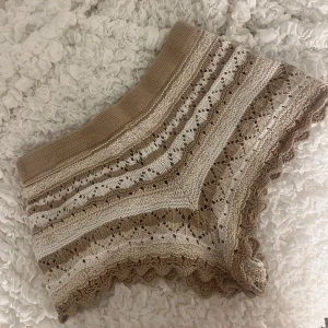 Sommar shorts - Säljer ett par supersöta stickade shorts i beige och vitt. De har ett fint spetsmönster och elastisk midja kan användas mellan xxs-s för de är stretchiga! Perfekta för mysiga dagar hemma eller sommarens varma kvällar/utomlands!😚💗