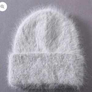 Mössa - Säljer en supermjuk och fluffig mössa som är perfekt för kyliga dagar. Den har en ribbad kant som ger en snygg och bekväm passform. Perfekt för att hålla värmen med stil! Aldrig använd