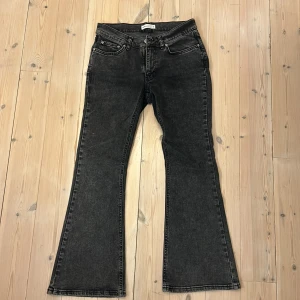 Svarta bootcut jeans  - Snygga svarta bootcut jeans från Gina tricot. Stl 38 petite. Har ett lite stretchingt material vilket gör att dom är väldigt sköna💞använda endas ett par gånger, säljer pga att dom inte kommer till användning. Köpta för 499kr💞skriv för fler bilder!!