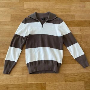 Half zip - Tröjan är köpt från Massimo Dutti, säljer eftersom den knappt används längre. Väldigt bra skick på tröjan  Bara att skriva vid fler frågor eller funderingar