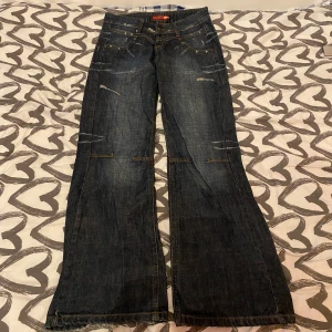 Y2k lågmidjade bootcut jeans 😻 - Sjukt snygga bootcut jeans från blend 😻bra skick o allt 😇heelbite dock 💔(storlek 29) 