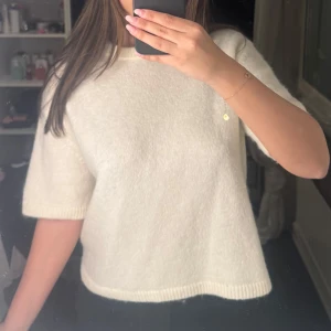 Vit stickad Gina Tricot - Säljer en stilren vit stickad tröja från Gina Tricot. Tröjan har en avslappnad passform med trekvartsärmar och rund halsringning. Nypris 300kr säljer direkt för 199kr via köp nu! Bra skick💞