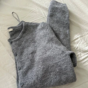 Grå kofta från Gina trickot  - Grå kofta från Gina trickot. Endast använd en sång, så nyskick! Storleken på koftan är M. Köpt för 400kr säljs för 200kr. 