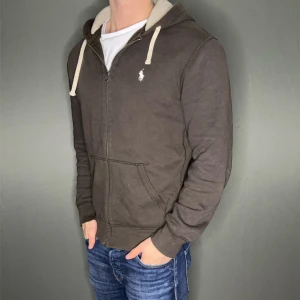 Ralph lauren tröja - Hej säljer nu min fina Ralph lauren zip tröja i storlek M. Den är i bra skick och kommer vara otroligt snygg i höst/vinter. Nypris cirka 2300kr! Vi kommer att sälja liknande produkter nu närmare vinter så glöm inte följa profilen!🌊🍾