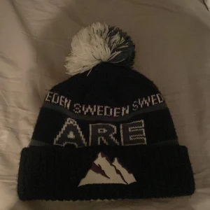 Svart Åre mössa - Snygg svart mössa med vit och gråa detaljer. Skriv om ni vill ah fler bilder elr prisförlslag!