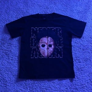 Ybn vlone tröja - Säljer denna ybn vlone t-shirt eftersom är helt enkelt inte min stil längre och har tröttnat. Ganska baggy och avslappnad fit på den, pris kan diskuteras
