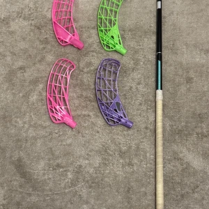 Innebandy klubba + blad  - Säljer en innebandy klubba Märke oxdog ultralight och blad ett oxdog avox ljusgrönt, ett lila oxdog avox även två råda ett unihoc och ett zone. Skaftet är 92cm 