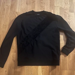 La vichy sweatshirt - Svart la vichy sweatshirt i storlek L, använd några fåtal gånger. Jättefint skick