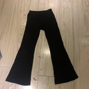 Svarta byxor från Kappahl - Snygga svarta byxor från Kappahl med bootcut-stil. Perfekta för en trendig look. 