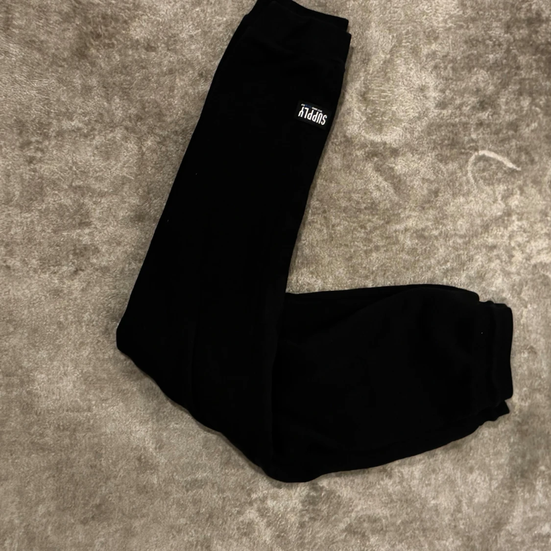 Svart hoodie från Supply & Demand - 92