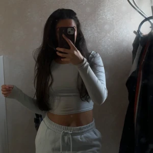 Ljusblå mjukisset - Ljusblå mjukisbyxor + långärmad tröja🩵 Tillhör till ett set Går att använda som högmidjat/lågmidjad Underdelen är lite nopprig och så men inget som syns på långt håll  Överdelen fanns det inte defekter på av det jag såg Storlek xs-s