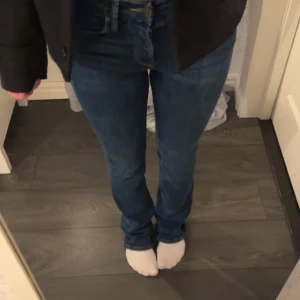 Zara bootcut jeans - Snygga mörkblå bootcut jeans med medelhög midja. Från Zara i storlek 34 skick 8/10💖