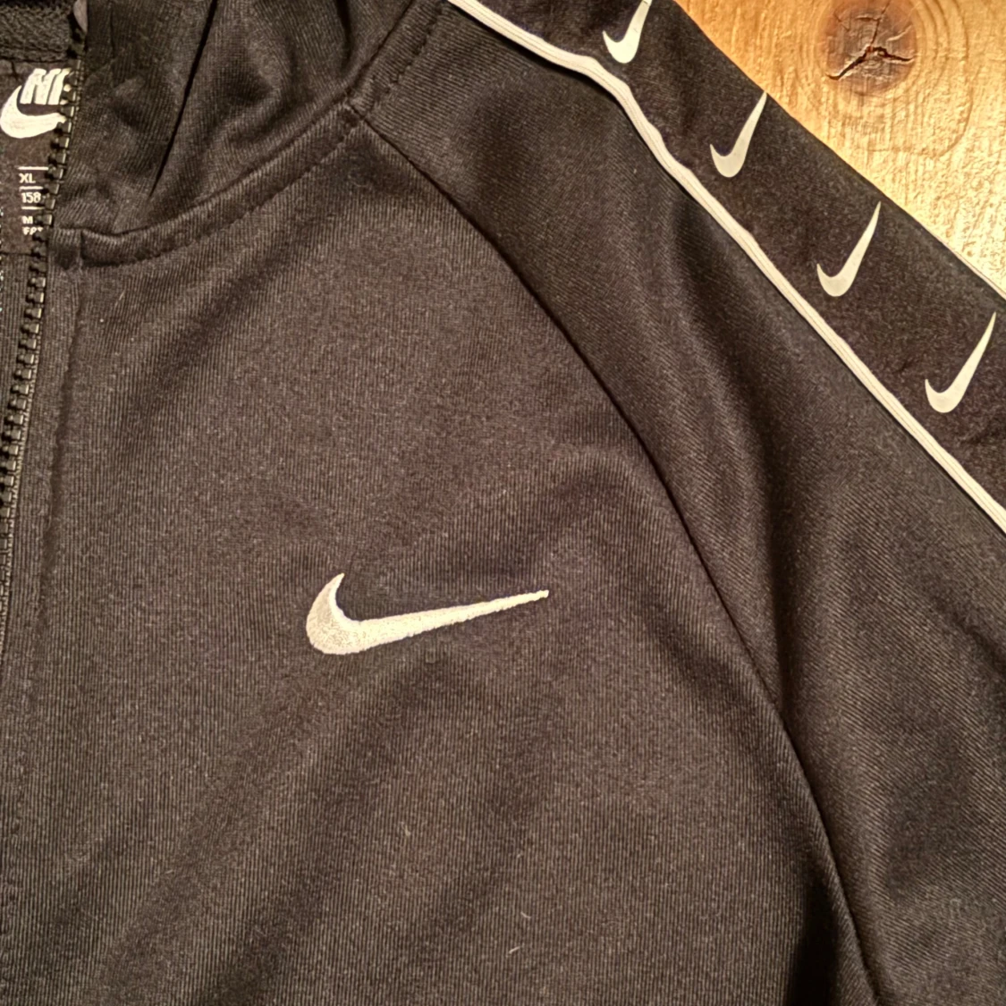 Svart zipkofta från Nike - 2