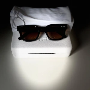 Chimi 04 brun - Riktigt feta chimis i den eftertraktade bruna färgen! De är i bra skick, lite slitningar men inget som syns när man har på sig dem. Perfekt nu till våren/sommaren! Allt og medföljer.