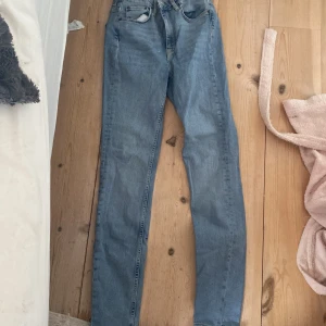 Blå jeansbyxor - Snygga blå jeansbyxor med en klassisk design. De har en normal passform och är perfekta för en avslappnad stil. Byxorna har en traditionell femficksmodell och knappgylf.