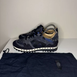 Valentino Rockrunners - 9/10 skick inga defekter dem är 40 men skulle säga att dem passar 41 bäst dustbag medföljer 