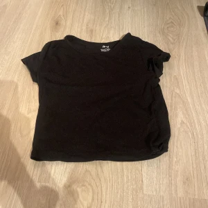 Basis t-shirt  - Svart T-shirt från hm i storlek 158/164