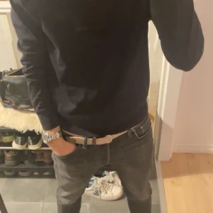 Riley merinoull tröja - Säljer en stilren mörkblå tröja från Riley i mjuk merinoull. Köpt på Brothers för 900kr. Tröjan passar till allt! 