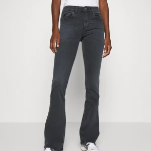 lågmidjade bootcut jeans - säljer mina jätte fina lois jeans. pga försmå. ända defekten är att ena bältes ringen gått av de sista bilden. nypris 1700, pris kan diskuteras 
