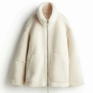 Hm teddy jacka  - Obs, ej bud under 800. Slutsålda Teddyjackan från HM, helt ny med lapp. Säljer då jag beställde två storlekar! Storlek XS men är oversize 💕