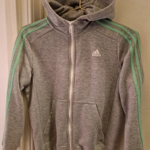 Adidas hoodie - Använd fåtal gånger, bra skick.