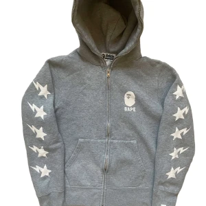 Grå hoodie från BAPE - Great condition, only flaw is that the tags are worn off. Size M but fits like S.