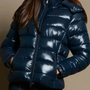 Jacka lager 157 - Den blåa jackan från lager 157 i storlek S. Helt ny, med lapparna kvar!  