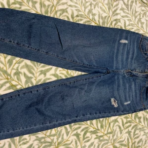 Jeans - Storlek S Tyget är INTE stretchigt Köpte den från Shein petite
