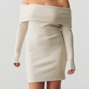 Off shoulder klänning 🤍 - Säljer denna off shoulder klänning från ginatricot! Säljer pga att den ej används. Storlek XS🤍