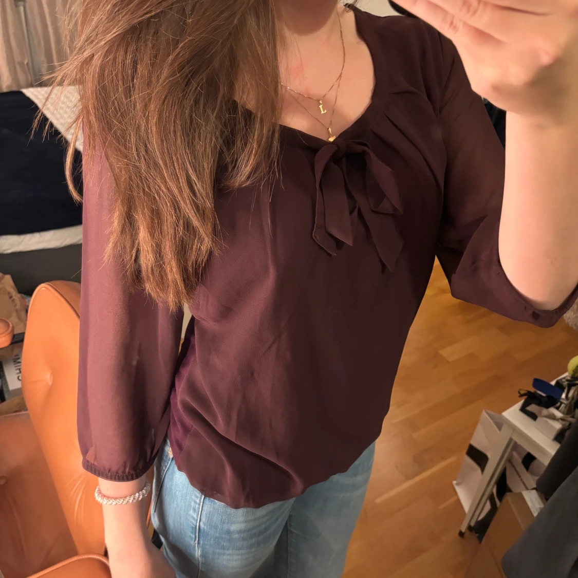 Vinröd blus med knytband - 92