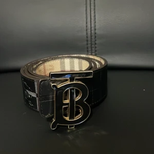 Burberry Bälten  -  Jag har alltid gillat den men den har blivit för små jag har inte haft den så länge ett par månader och pris kan diskuteras