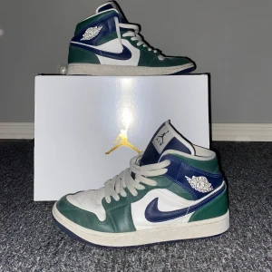 Jordan 1  - Säljer mina Jordan 1 mid noble green  Nypris 1499kr säljer dom då dom blivit för små extra snören ingår som är marin blåa. Tveka inte att skriva😁 