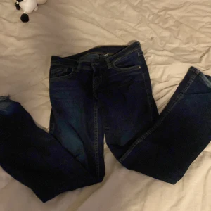 H&m jeans - Säljer mina h&m jeans dem är lite söndriga 