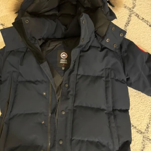 Canada goose wyndham parka - Navy blue wyndham parka.  Bought last year straight from canada goose website, in perfect condition, warm and comfy 
