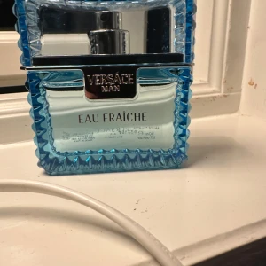 Versage parfym - Skick 9/10 Ungefär 4-5 Ml använd Ny pris 900 Pris kan diskuteras 