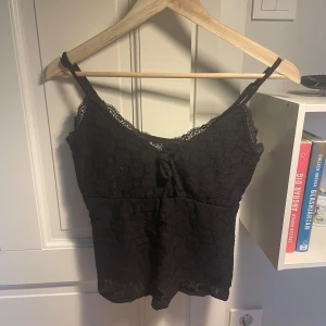 Fint linne med rosett  - Nästan aldrig använd köpt i USA där av vet jag inte vilket märke 