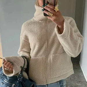 Teddy jacka  - Jättesnygg och trendig jacka i pile från hm😍😍i den ljus beigea färgen som är helt slutsåld överallt!!! Nyskick, aldrig använt!!!! Står ej storlek i men sitter oversize på mig som är xs!!! (första bilden är ej jag) 