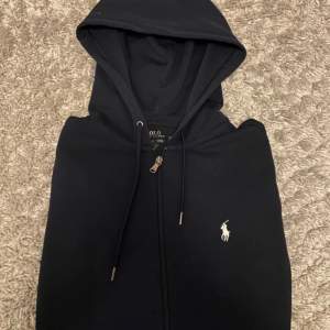 Tja! Säljer en Ralph Lauren zip. | Skick: 10/10 | Storlek: Xs | Nypris: 2195 | Mitt pris: 1600 | 100% äkta, kvitto finns | Pris kan alltid diskuteras! | Hör av er vid frågor. 