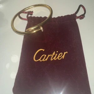 Armband - Helt oanvänd. Pris går att diskuteras.