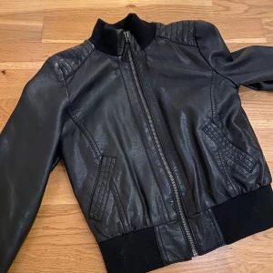 Skinnjacka strl 134 - Gott skick mjukt skinn