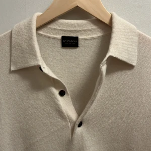 Rose and born polo -  Säljer väldigt exklusiv och skön polotröja från Rose&born. Materialet är baby Kashmir. Ny pris 5,500kr