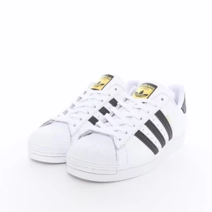 trendiga adidas skor - säljer dessa skor då de ej kommer till användning. jag säljer de skorna som är åt brons hållet. skorna är strl 37.  rengörs noga innan jag postar.  köpa för 1300 kr 