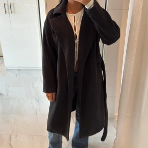 Svart kappa - Super snygg svart kappa från newyorker, passar superbra för mig som tycker att kappor kan se lite stora ut på!! Använd köp nu