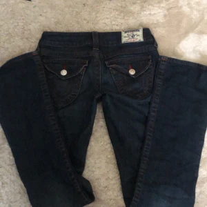 True religion jeans - Jättefina true religion jeans. Skicka om ni vill se hur dom ser ut på💕. Slitna på botten. Storlek 26.