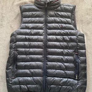 Tommy Hilfiger väst - Tjena. Säljer en snygg Tommy Hilfiger väst i färgen marinblå. Västen är som ny knappast använd Västen är i storlek M. Nypris på västen är 1500kr Tveka inte att höra av dig vid frågor eller fler bilder