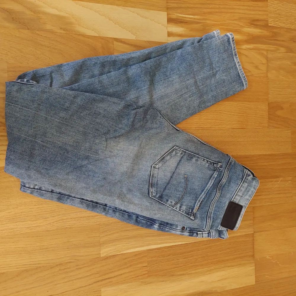 Bra skick, low/mid waist, storlek 29/32, skinnyjeans. Skriv privat för mått 💌. Jeans & Byxor.