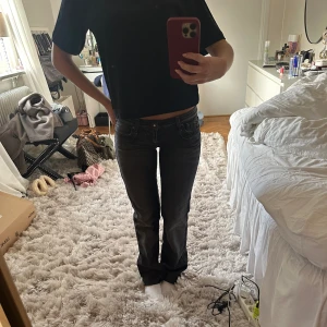 Lågmidjade jeans - Lågmidjade jeans från Guess. Supersnygg grå färg! Avklippta längst ned. Passar mig som är 1,60! Midjemåttet är ca 36cm🩷