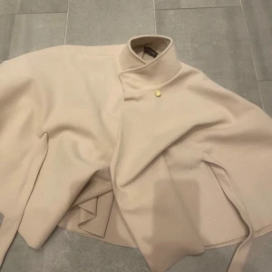 Poncho Blair missäy - Den jätte populära ponchon som är helt slutsåld överallt, aldrig använd som ni kan se på bilderna helt ny,  Strlk är Onesize