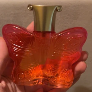 Sui love parfym - Nostalgisk och produceras inte längre 50ml  Alla parfymer jag säljer har jag fått från min mormor som jobbade inom mode 🫶